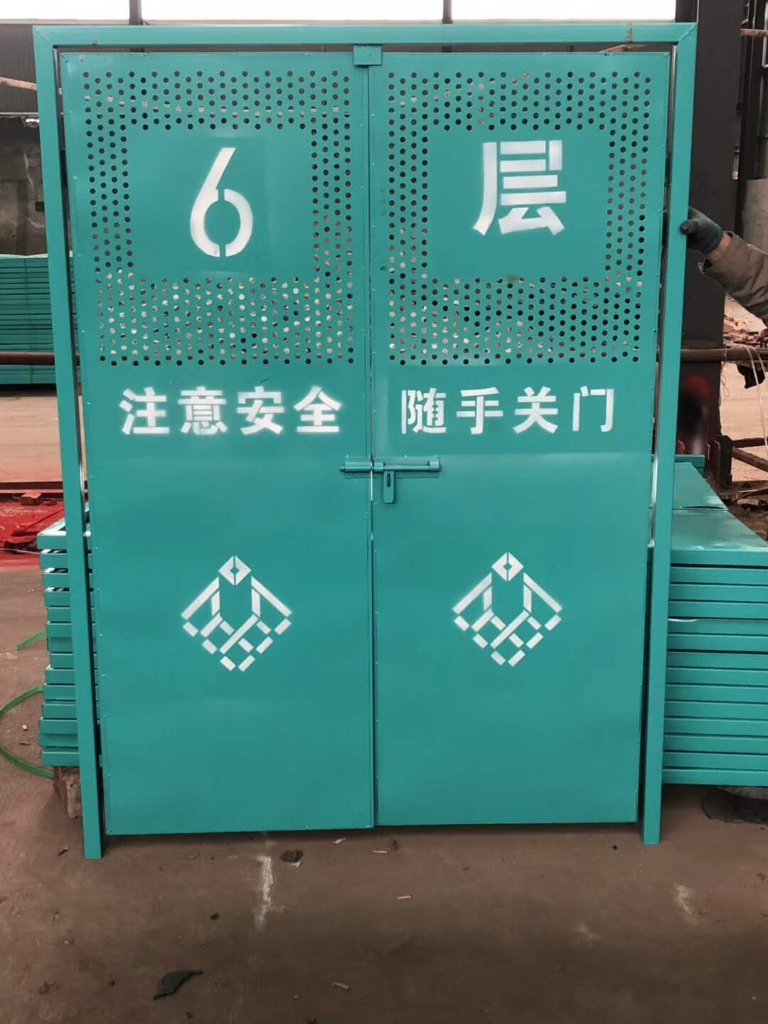 电梯防护门图片--3
