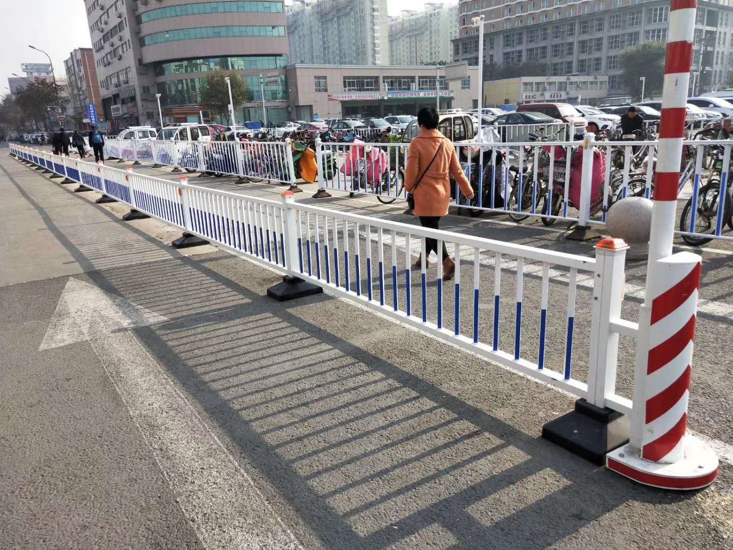 人行道护栏网图片