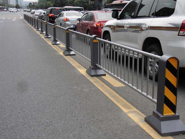 不锈钢道路隔离护栏图片--3