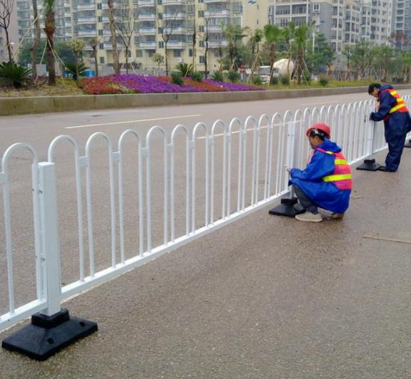 行人隔离道路护栏图片