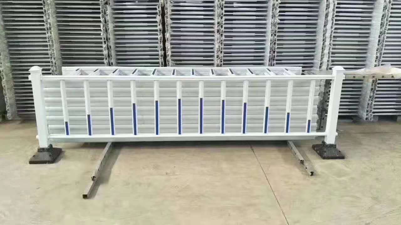 道路隔离护栏图片