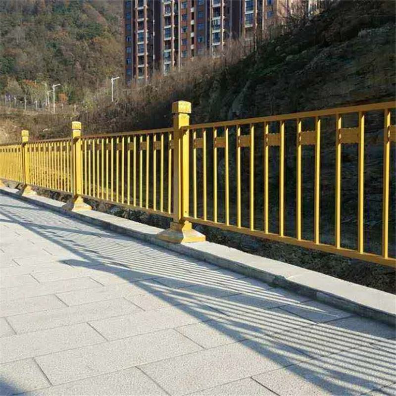 公路隔离护栏图片
