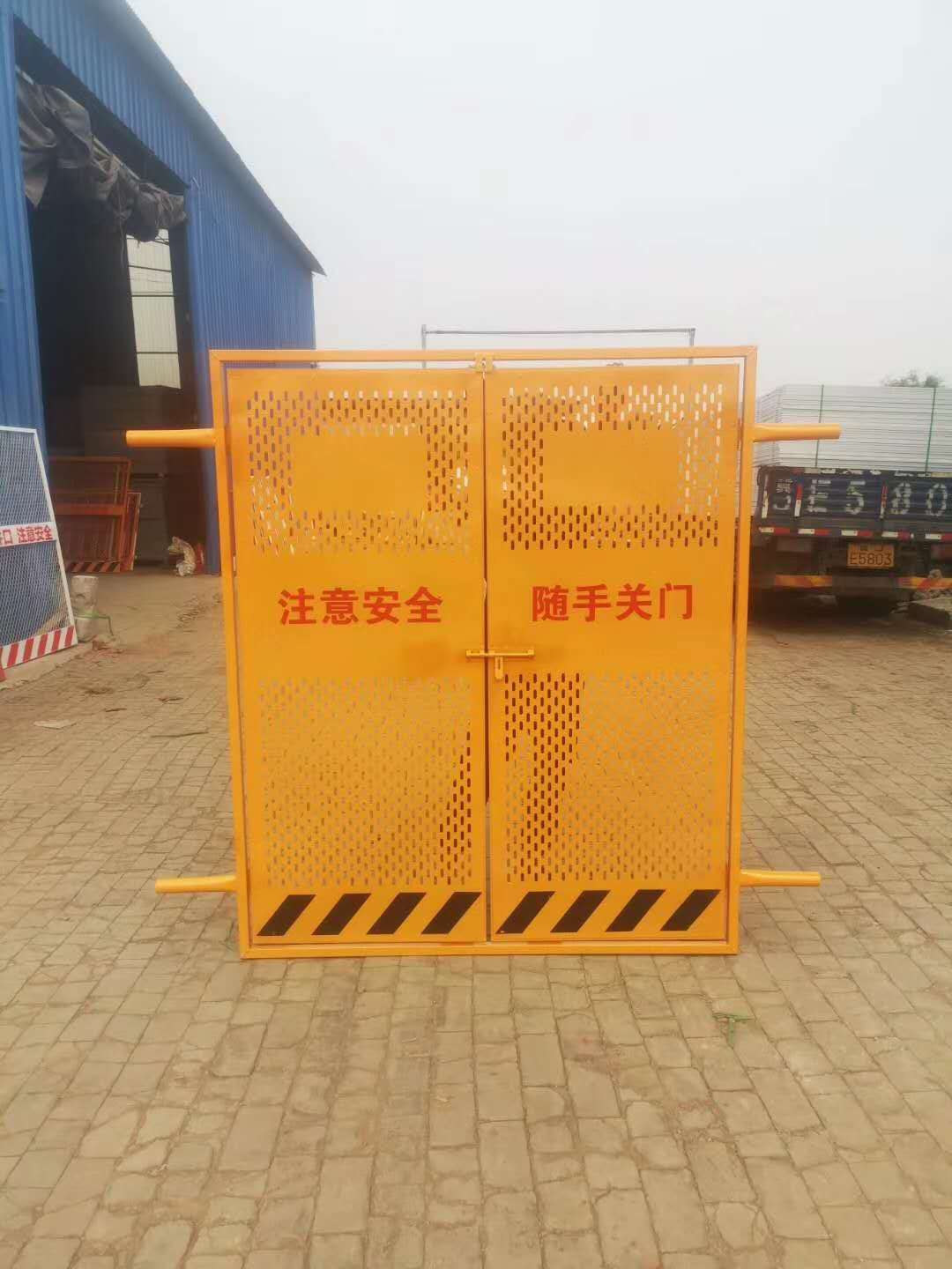 电梯安全防护门图片