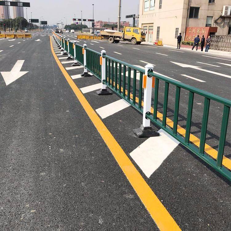 道路隔离栏杆图片--4
